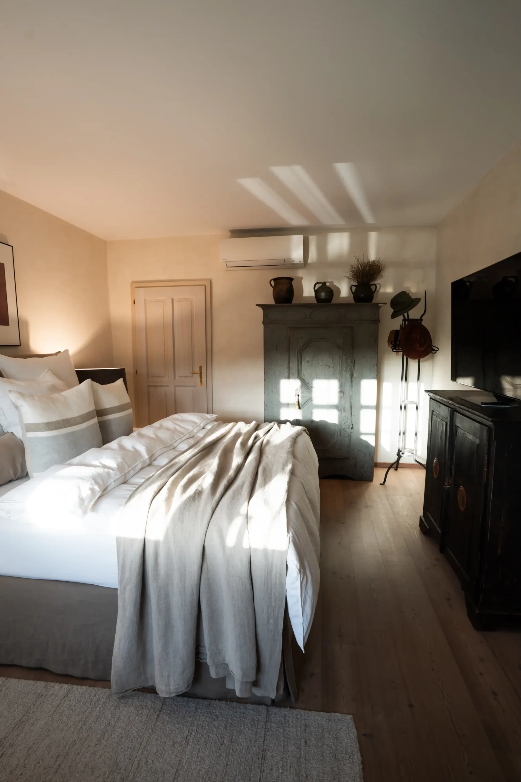 Brautpaar mit einem guten Glas Wein im Kogel 3 Restaurant