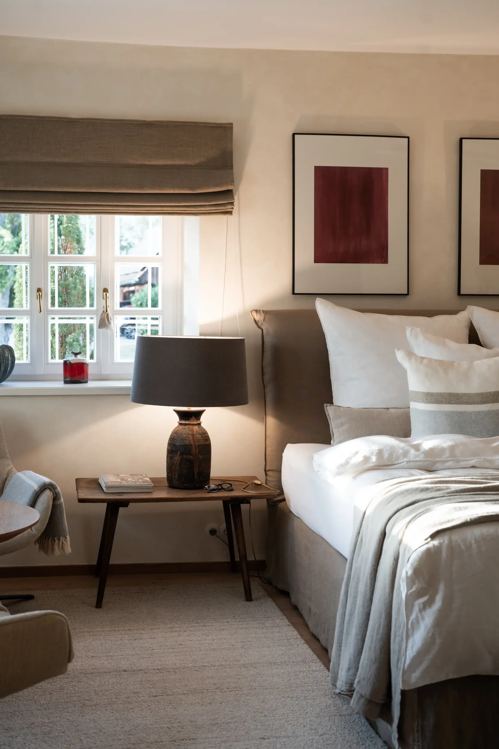 Blonde Frau im weißen Rock marschiert zum Kogel 3